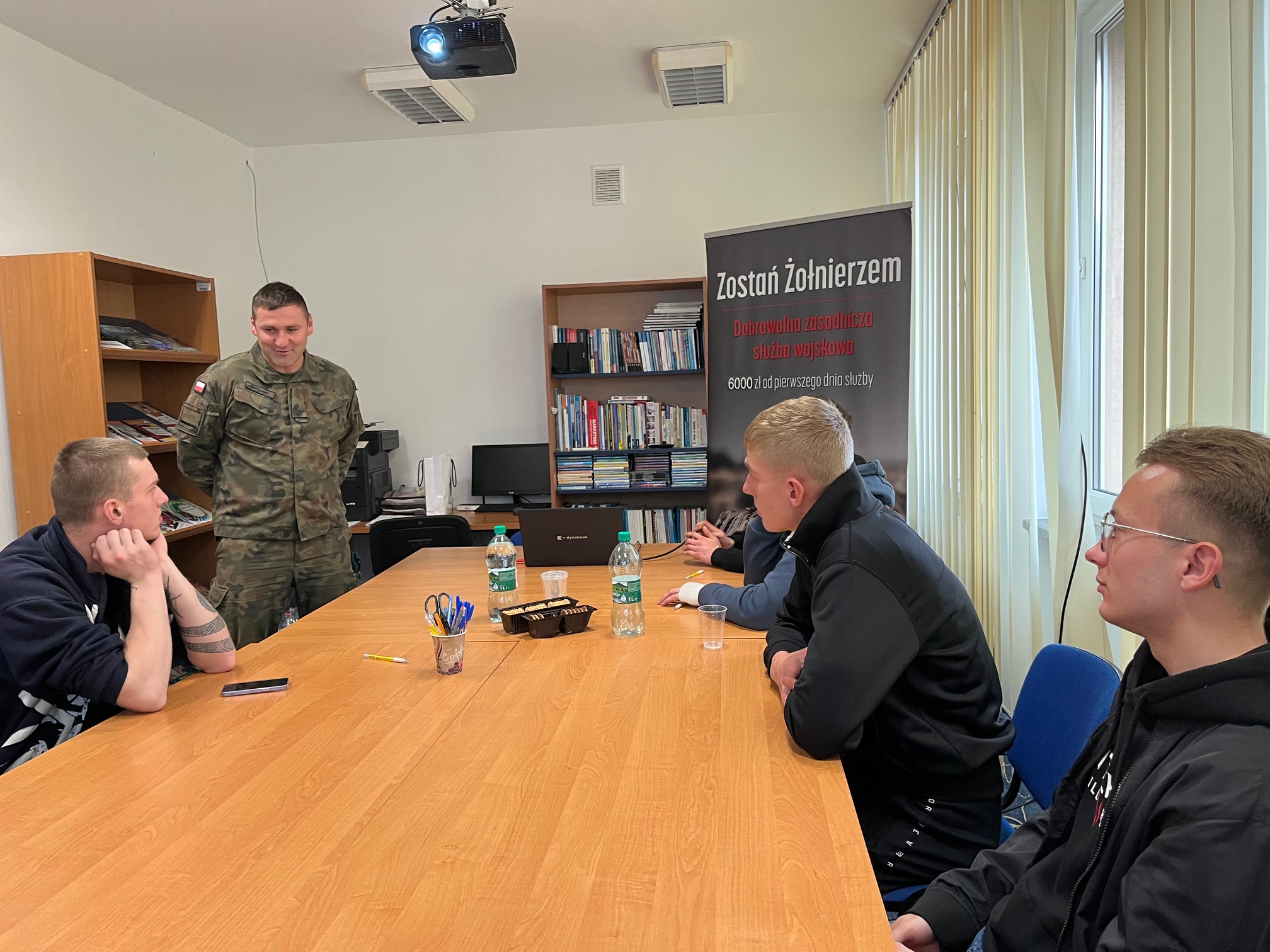 SPOTKANIE Z ŻOŁNIERZAMI WOJSKOWEGO CENTRUM REKRUTACJI W JAŚLE PERSPEKTYWY SŁUŻBY I KARIERY W WOJSKU POLSKIM 2