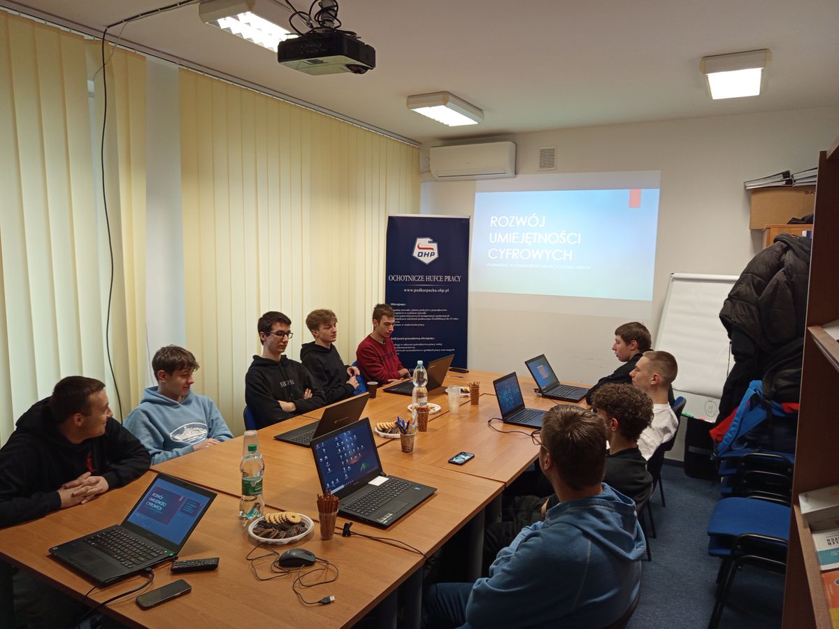 WARSZTATY CYFROWE W CEIPM W KROŚNIE JAK TECHNOLOGIA WSPIERA ROZWÓJ ZAWODOWY MŁODYCH 1