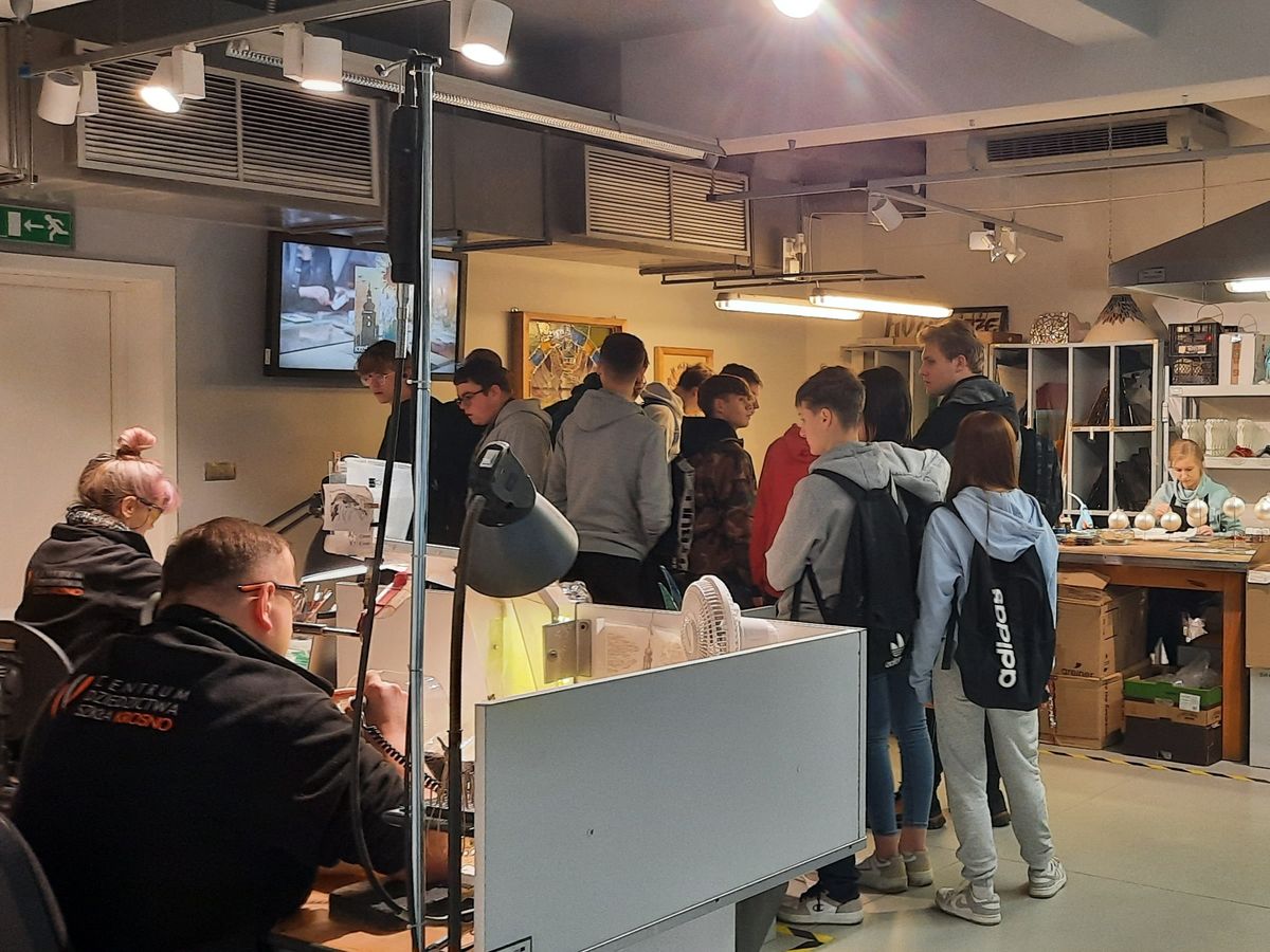 CUDZE CHWALICIE SWEGO NIE ZNACIE WIZYTA W CENTRUM DZIEDZICTWA SZKŁA W KROŚNIE 6