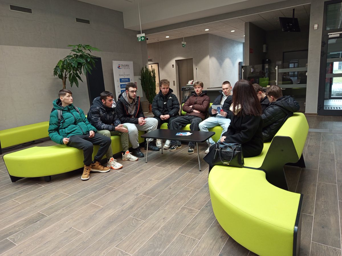 MŁODZI ŚLUSARZE W KROŚNIEŃSKIM INKUBATORZE PIERWSZE KROKI W ŚWIECIE STARTUPÓW 4
