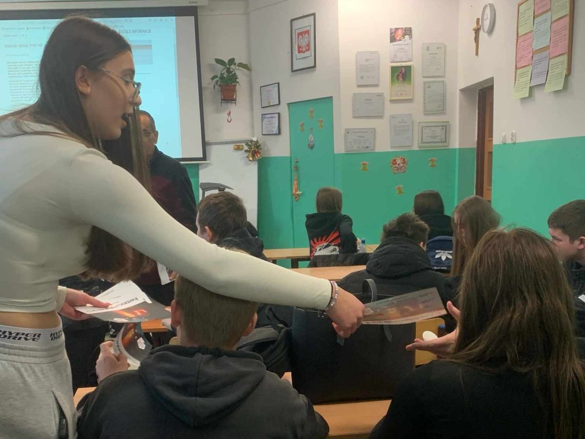BEZPIECZNY WYPOCZYNEK PODCZAS FERII ZIMOWYCH W PRZEMYSKIM HUFCU PRACY 4