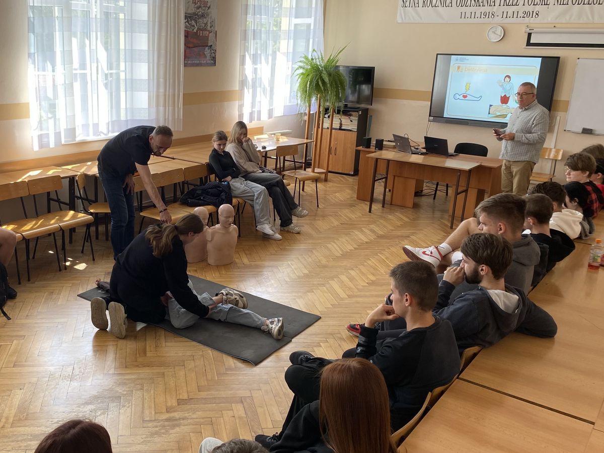 Pierwsza Pomoc Przedmedyczna w 9 10 Hufcu Pracy w Krośnie 5