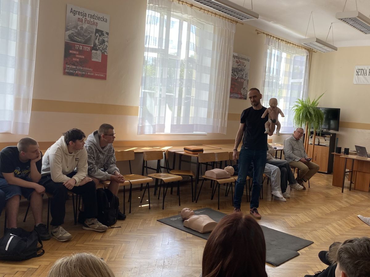 Pierwsza Pomoc Przedmedyczna w 9 10 Hufcu Pracy w Krośnie 6
