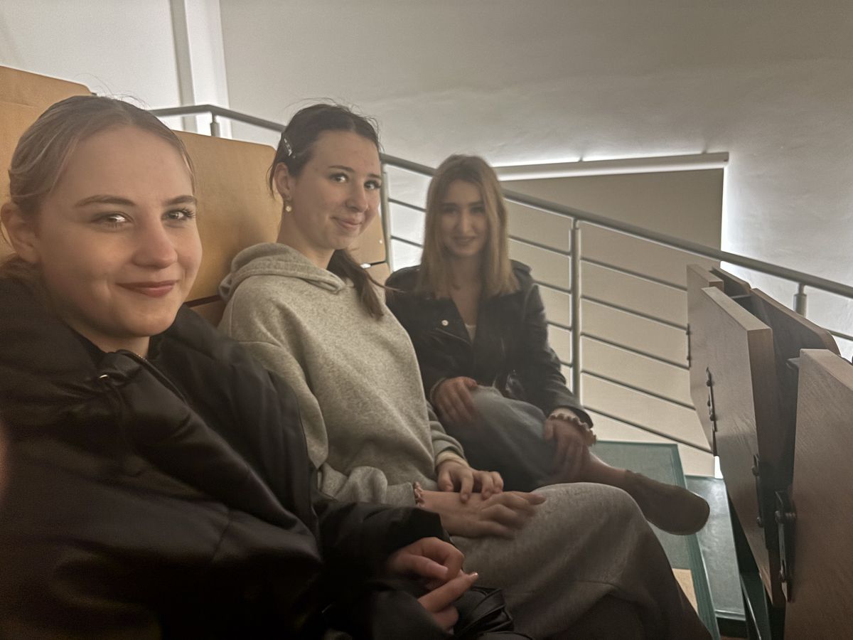 Kultura na wyciągnięcie ręki młodzież na spektaklu teatralnym 1