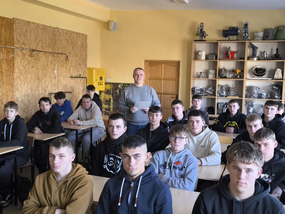 O WOLONTARIACIE W 9 9 HUFCU PRACY KROSNO 1