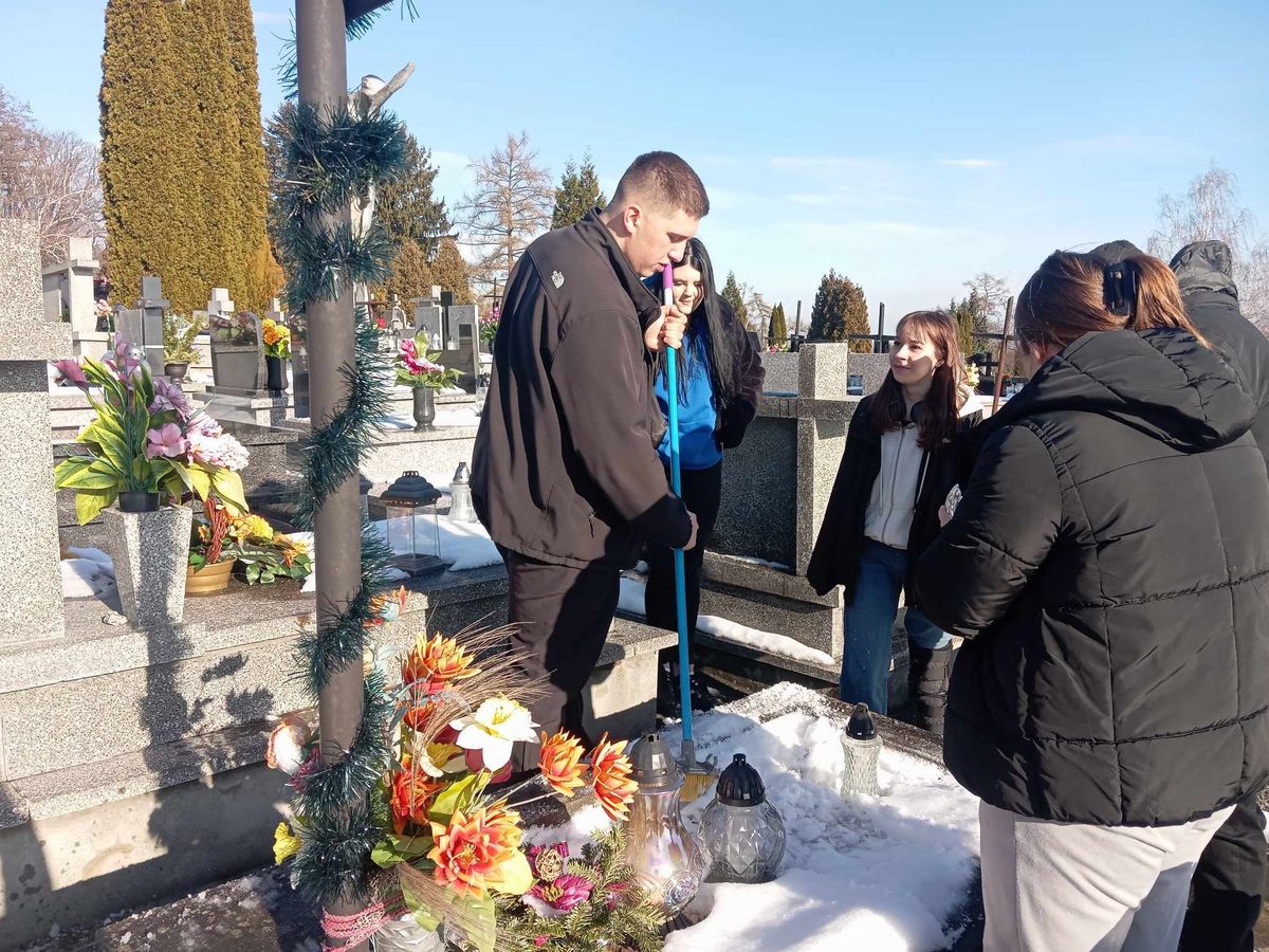 DZIEŃ BABCI I DZIADKA W PRZEMYSKIM HUFCU PRACY 7