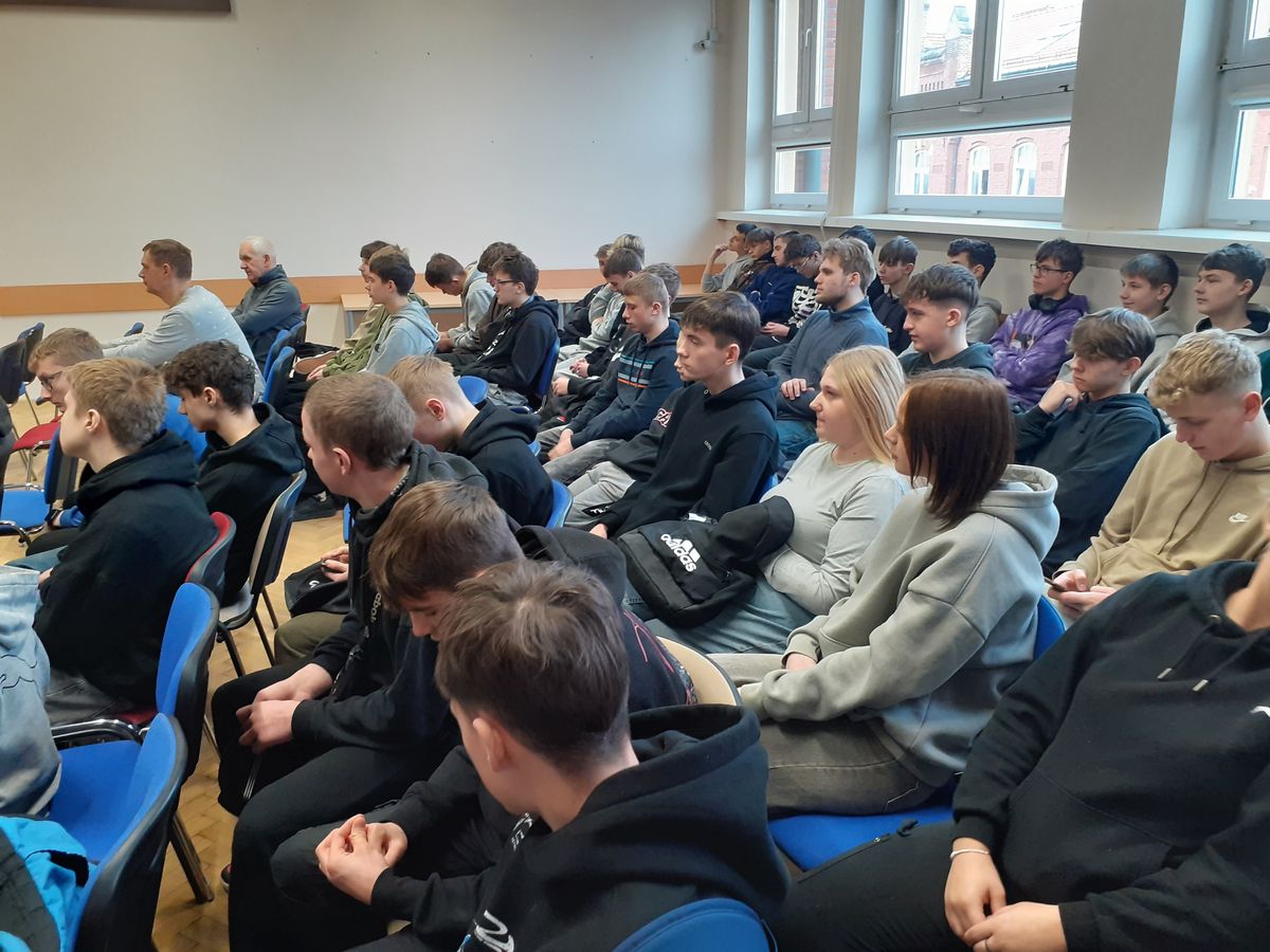 ZAJĘCIA PROFILAKTYCZNE Z PRZEDSTAWICIELAMI ZAKŁADU KARNEGO W JAŚLE 6