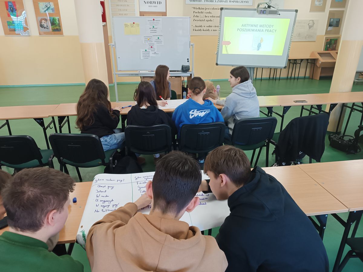 PRACA CZY STUDIA PRACOWNICY MCK W STALOWEJ WOLI NA ZAJĘCIACH Z MŁODZIEŻĄ 4