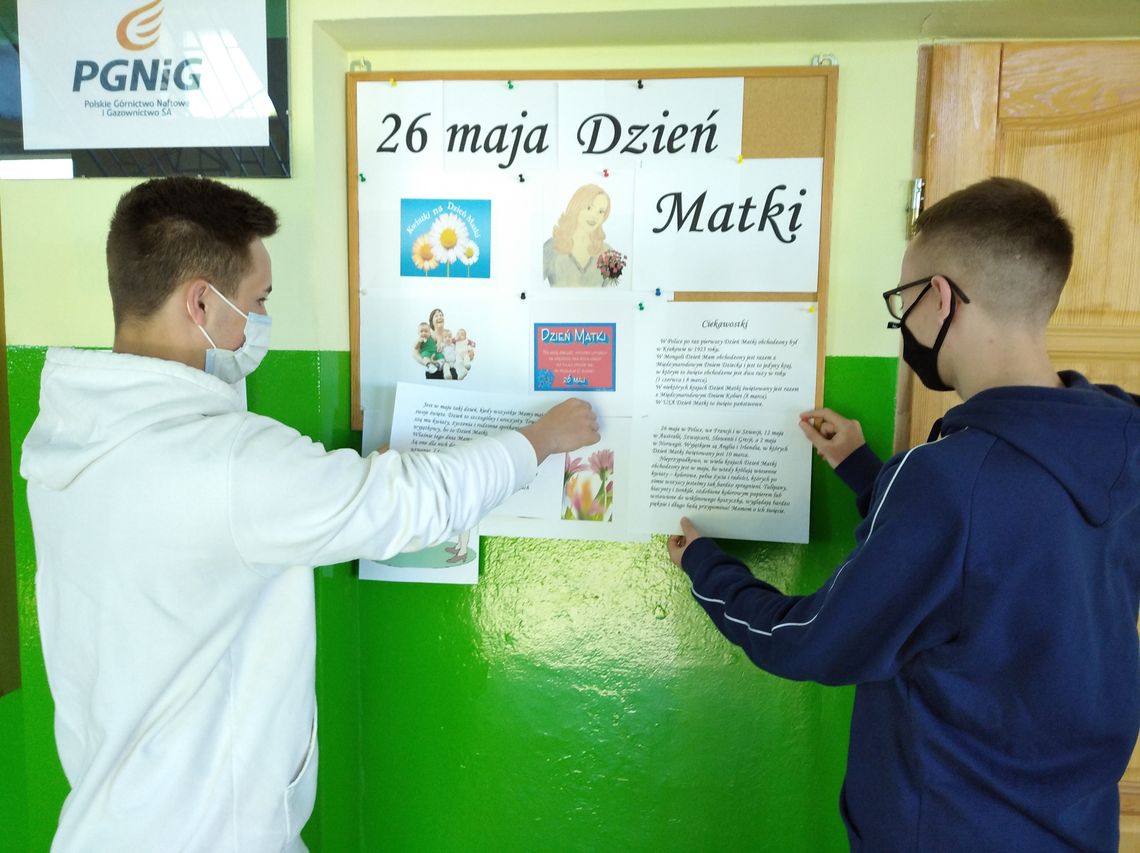 DZIEŃ MATKI W 9 9 HUFIEC PRACY KROSNO 1