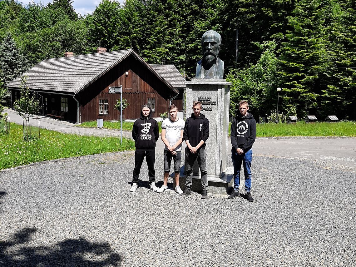 DZIAŁALNOŚĆ CHARYTATYWNA RADY MŁODZIEŻY 9 9 HUFIEC PRACY KROSNO 2