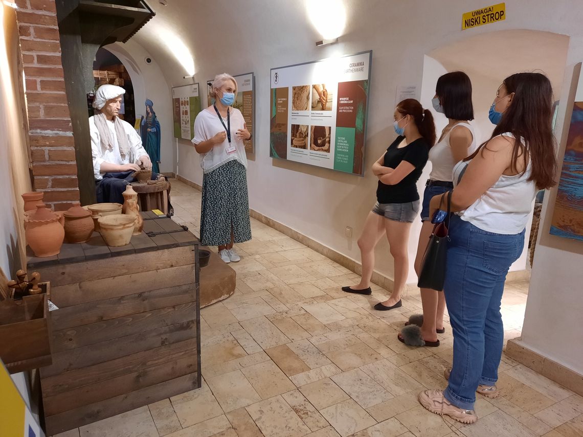 Zwiedzanie Podziemnego Przejścia Turystycznego z przewodnikiem jarosławskiego Centrum Kultury i Promocji panią Anną Pilch.