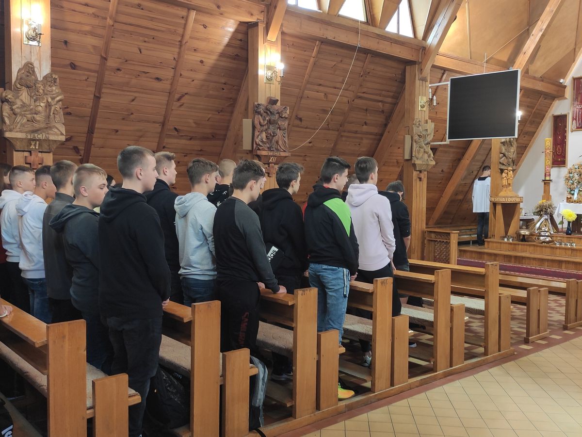 UCZESTNICY 9 9 HUFIEC PRACY NA MSZY ŚWIĘTEJ Z OKAZJI INAUGURACJI NOWEGO ROKU SZKOLNEGO 1