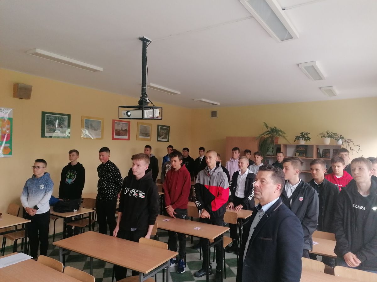 UCZESTNICY 9 9 HUFIEC PRACY NA MSZY ŚWIĘTEJ Z OKAZJI INAUGURACJI NOWEGO ROKU SZKOLNEGO 3