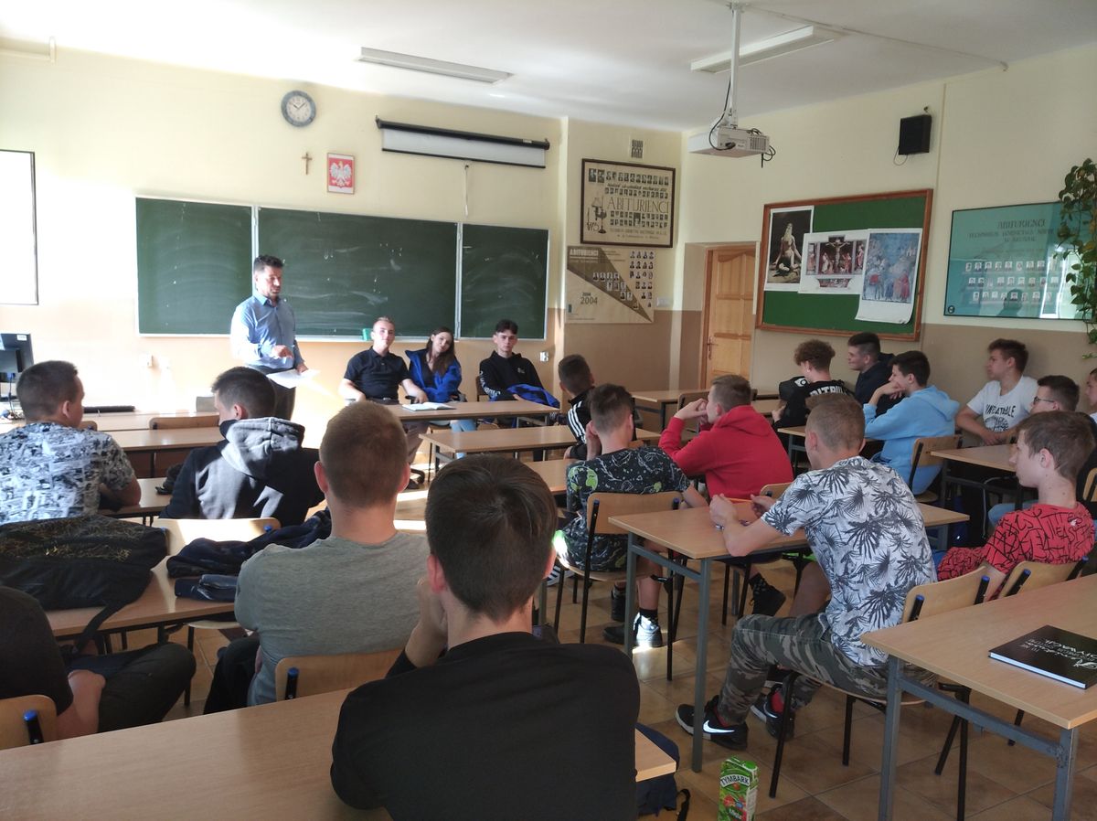 SPOTKANIE UCZESTNIKÓW 9 9 HUFIEC PRACY KROSNO Z KOMENDANTEM HUFCA I SAMORZĄDEM SZKOŁY 2