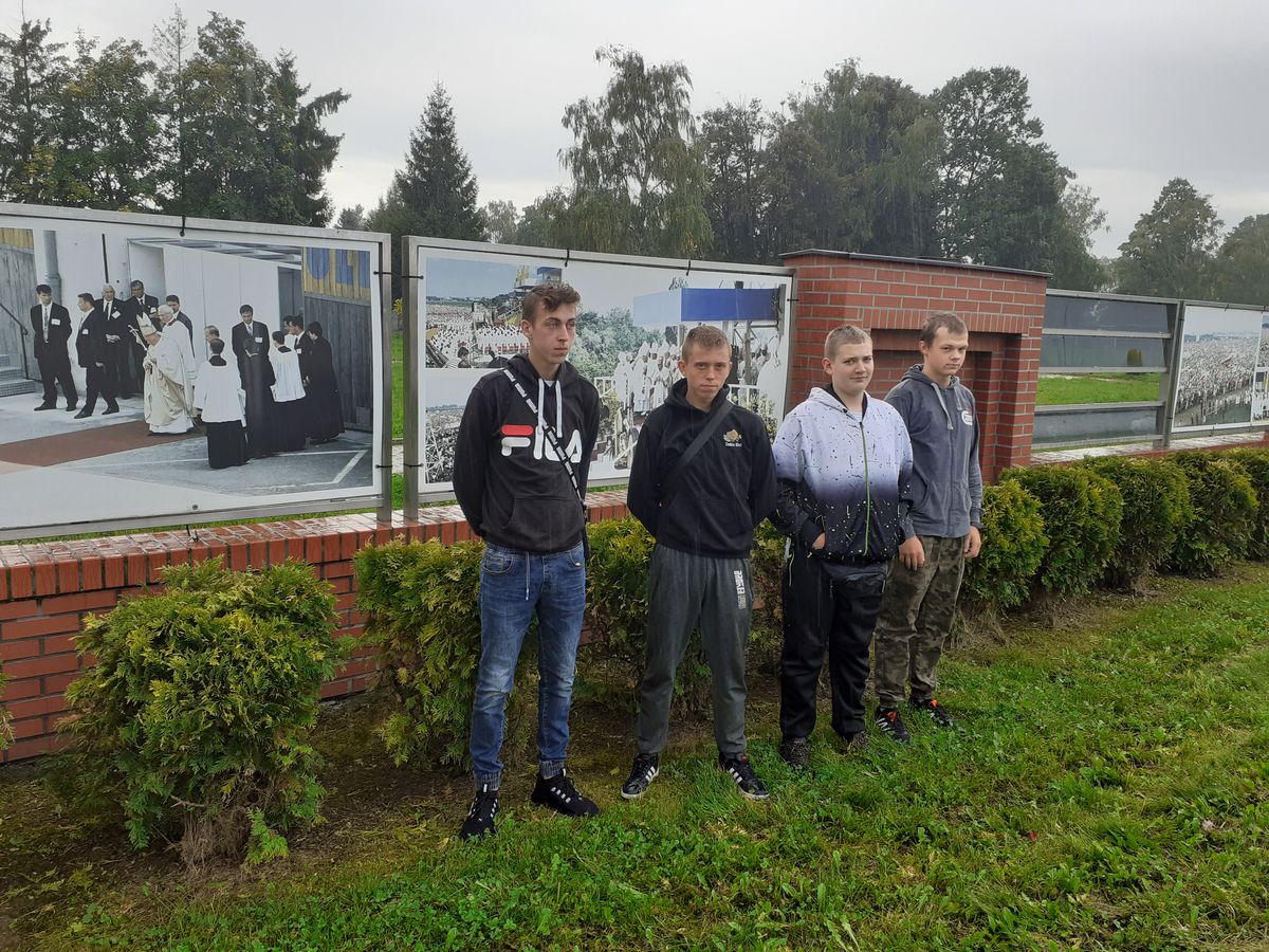 Zdj.2.MŁODZIEŻ OSIW W IWONICZU NA KONCERCIE MUZYKI RELIGIJNEJ W KROŚNIE