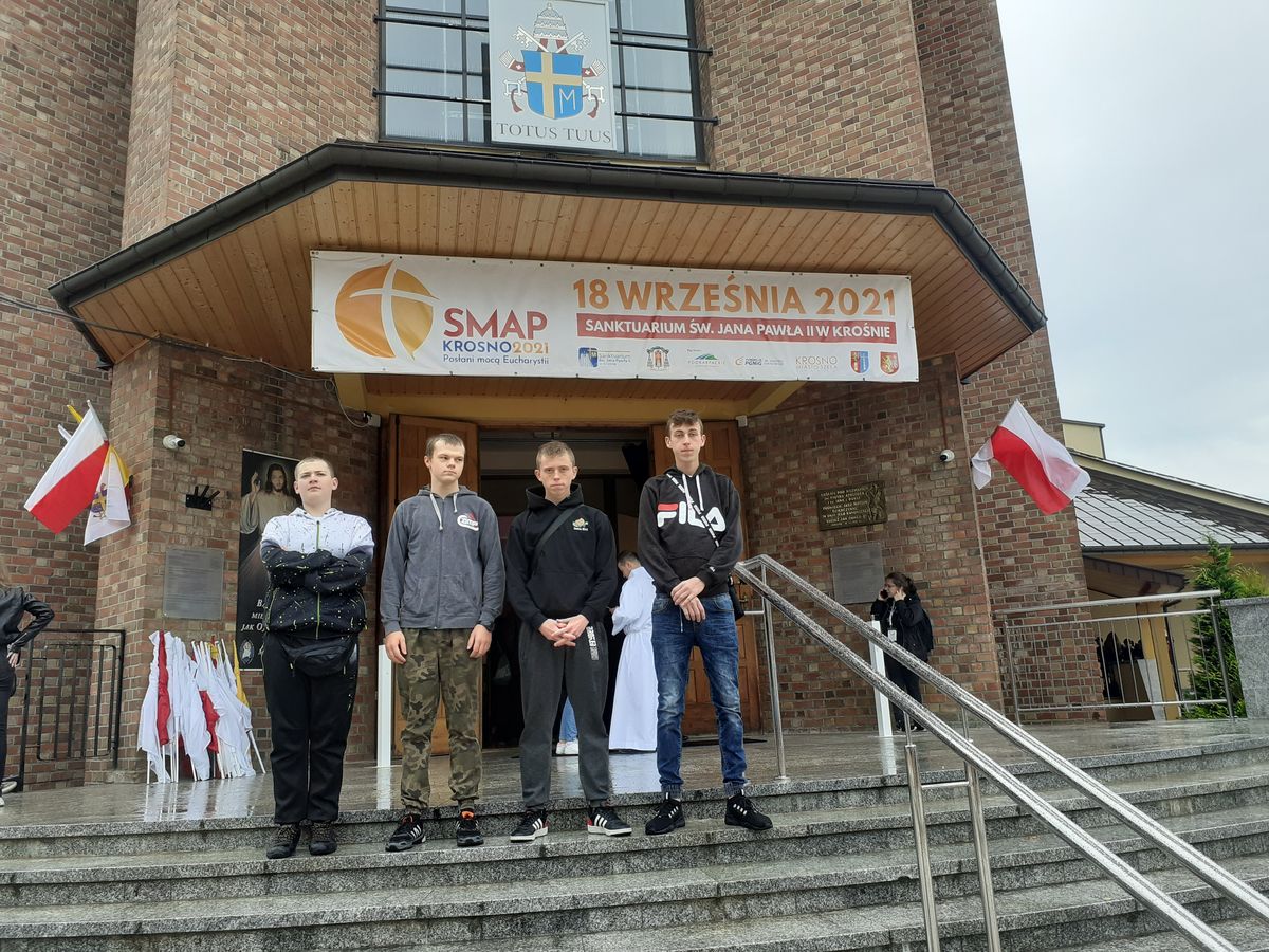 Zdj.3.MŁODZIEŻ OSIW W IWONICZU NA KONCERCIE MUZYKI RELIGIJNEJ W KROŚNIE
