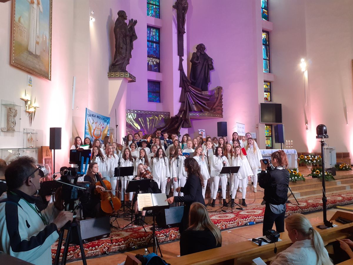 zdj.4.MŁODZIEŻ OSIW W IWONICZU NA KONCERCIE MUZYKI RELIGIJNEJ W KROŚNIE