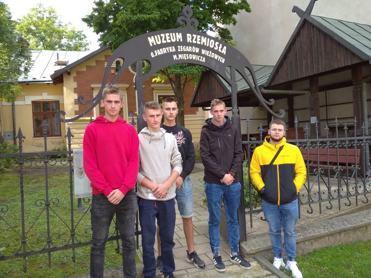 UCZESTNICY RADY MŁODZIEŻY 9 9 HUFCA PRACY ŚLADAMI WYBITNYCH KROŚNIAN 3