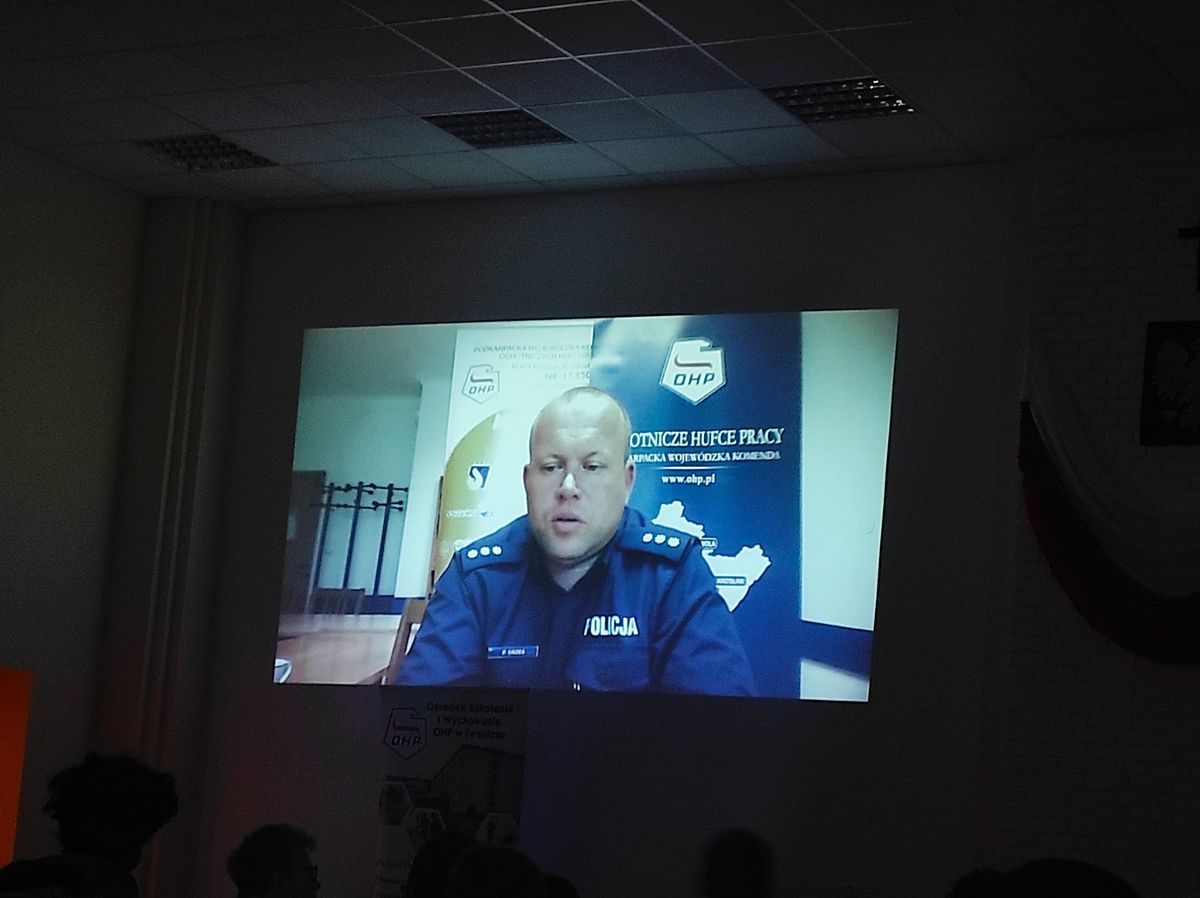 Zdj.2. BEZPIECZEŃSTWO W RUCHU DROGOWYM SPOTKANIE ONLINE Z FUNKCJONARIUSZEM POLICJI W OŚRODKU SZKOLENIA I WYCHOWANIA W IWONICZU