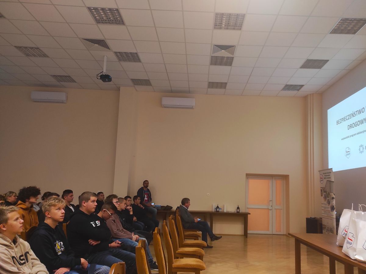 Zdj.3. BEZPIECZEŃSTWO W RUCHU DROGOWYM SPOTKANIE ONLINE Z FUNKCJONARIUSZEM POLICJI W OŚRODKU SZKOLENIA I WYCHOWANIA W IWONICZU