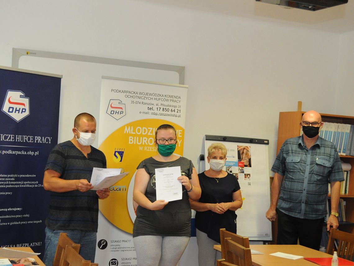 Zaświadczenie odbiera absolwentka z 9-1 HP w Rzeszowie