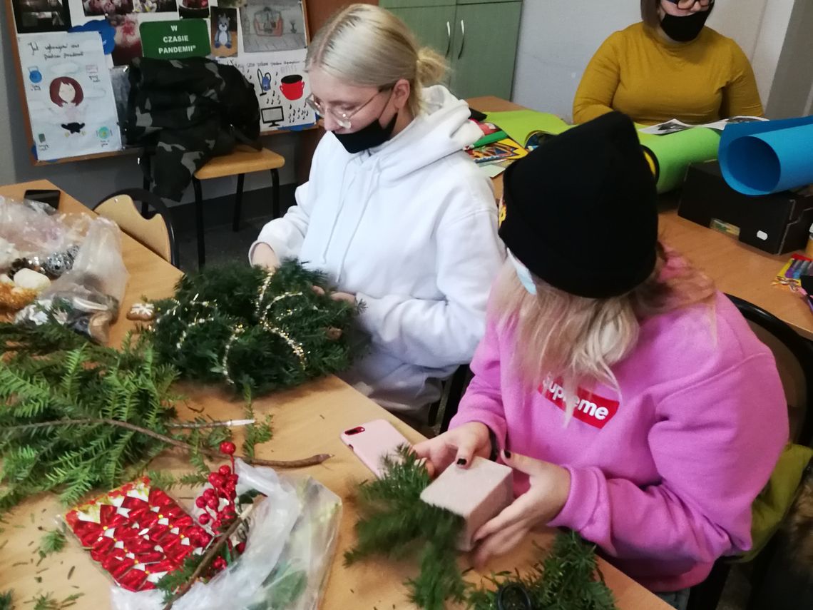 Fot.1 Świąteczne stroiki ze świetlicydębickiego hufca