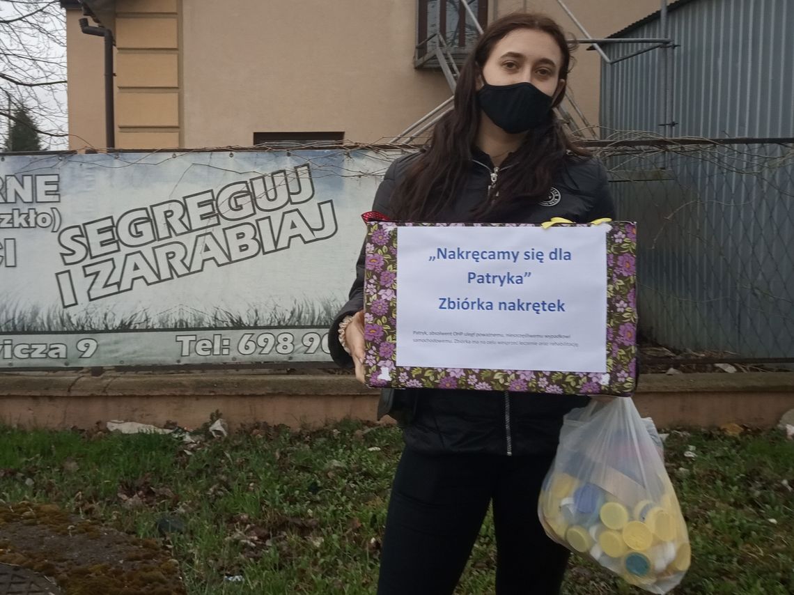 FOT. 2 DOSTARCZENIE NAKRĘTEK DO PUNKTU RECYKLINGU