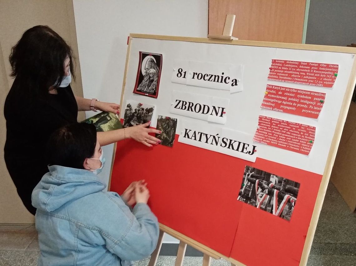MŁODZIEŻ DĘBICKIEGO HUFCA PRACY ODDAŁA HOŁD OFIAROM SOWIECKIEGO MORDU 1