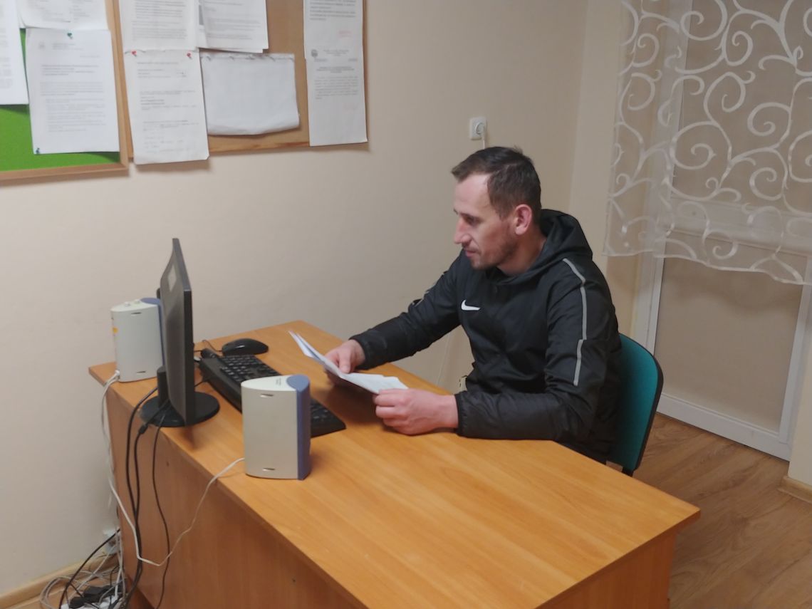 FOT. 2 WYCHOWAWCA PODCZAS PRZEKAZYWANIA INFORMACJI