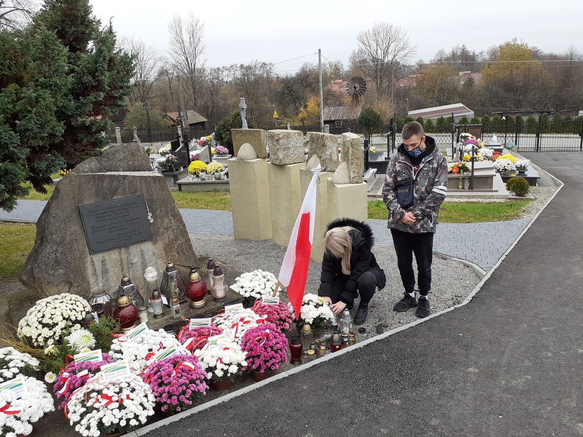 MŁODZIEŻ OSIW W IWONICZU PAMIĘTA O BOHATERACH I WOJNY ŚWIATOWEJ 2