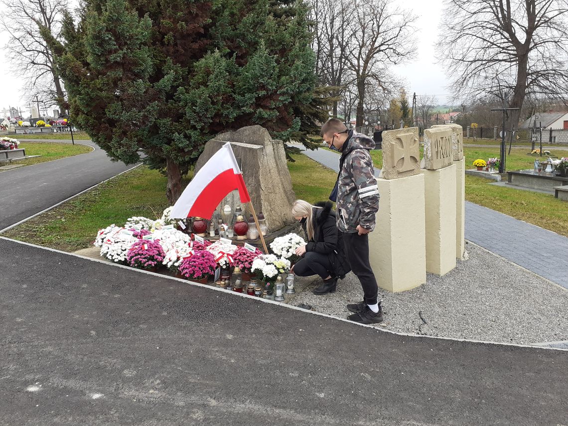 MŁODZIEŻ OSIW W IWONICZU PAMIĘTA O BOHATERACH I WOJNY ŚWIATOWEJ 3