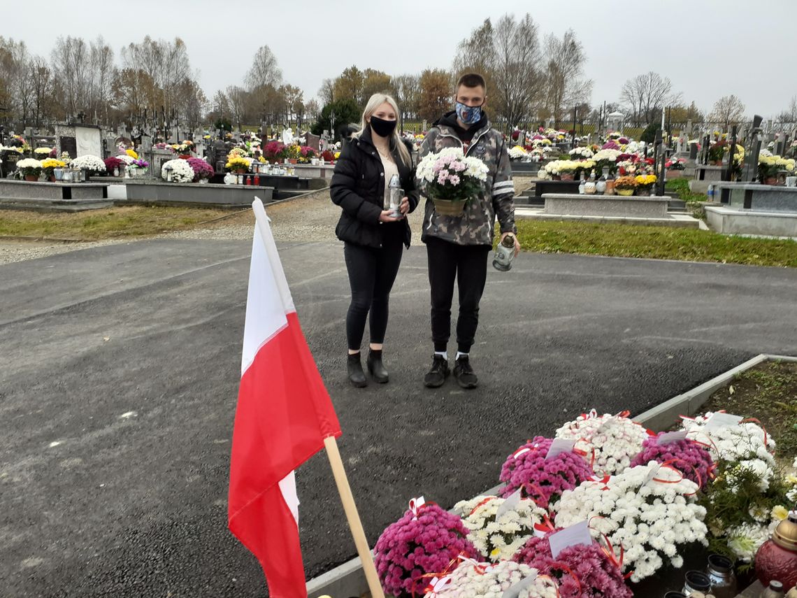 MŁODZIEŻ OSIW W IWONICZU PAMIĘTA O BOHATERACH I WOJNY ŚWIATOWEJ 5