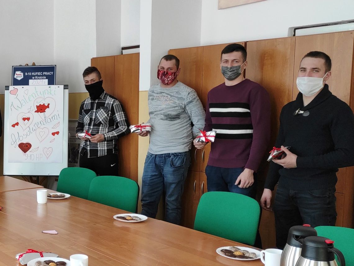 WALENTYNKI Z ABSOLWENTAMI W 9 10 HUFCU PRACY W KROŚNIE fot.1 2