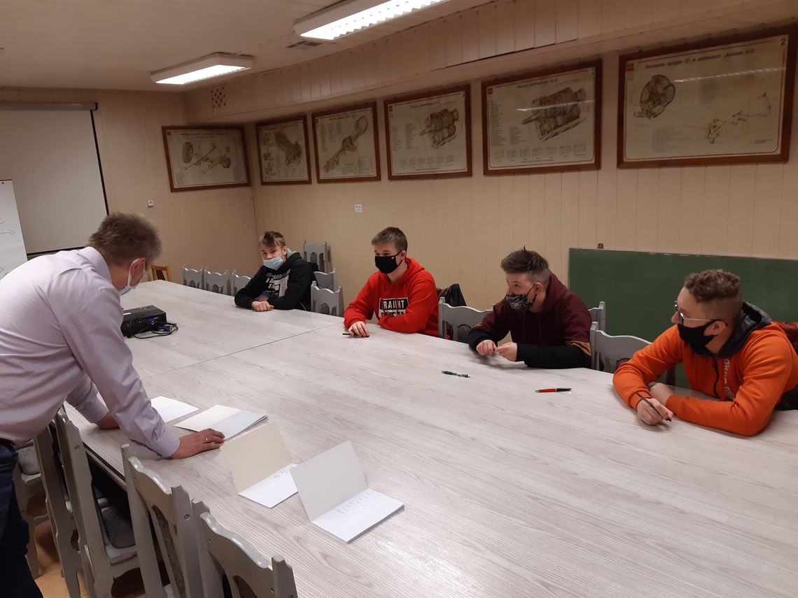 ZAJĘCIA WYRÓWNAWCZE W 9 8 HUFCU PRACY W SANOKU4