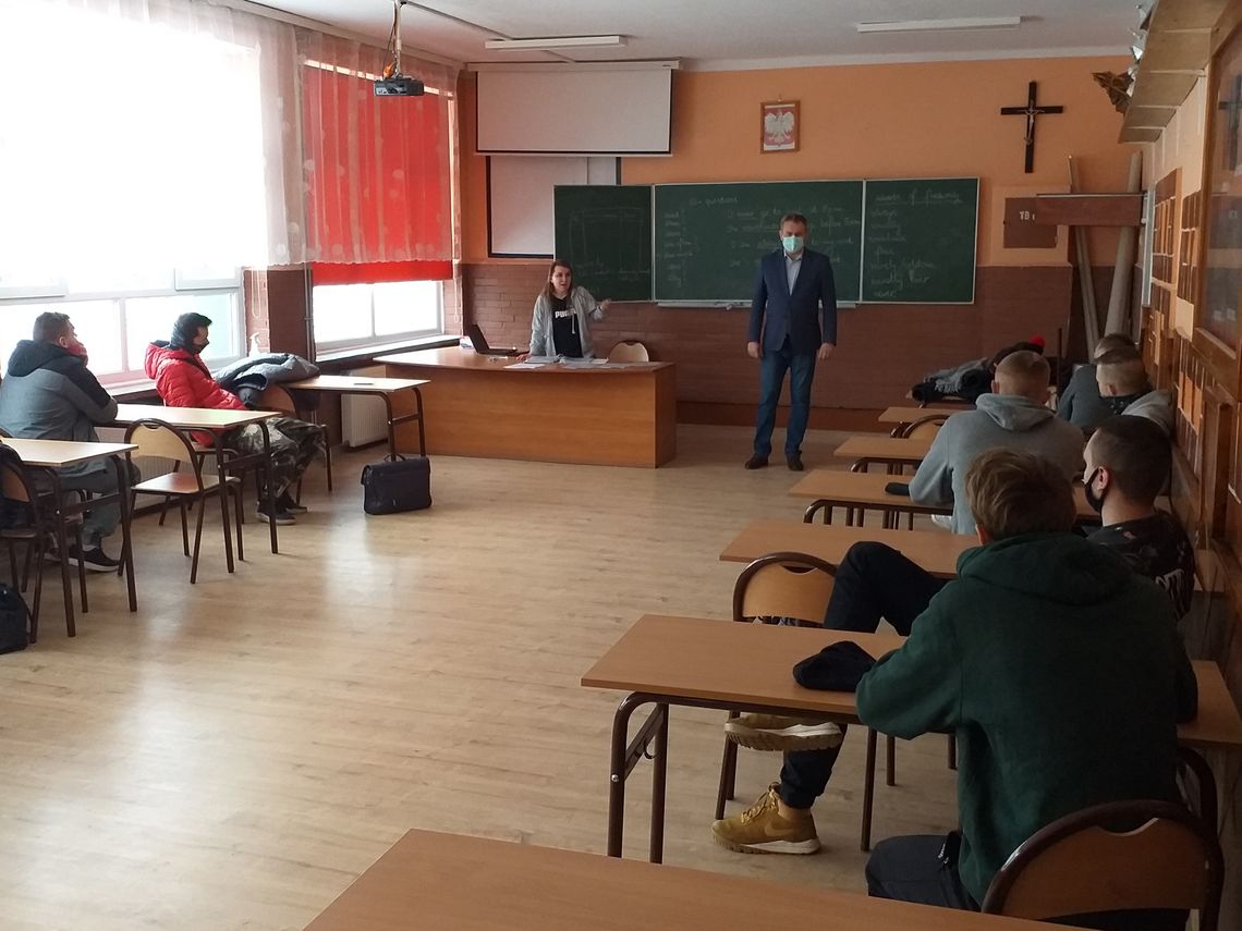 ZAJĘCIA WYRÓWNAWCZE W 9 8 HUFCU PRACY W SANOKU1