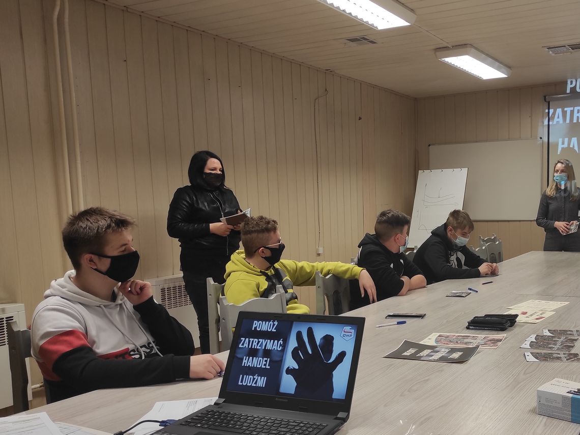 Zdj.2. ZAJĘCIA NA TEMAT HANDLU LUDŹMI W 9 8 HUFCU PRACY W SANOKU