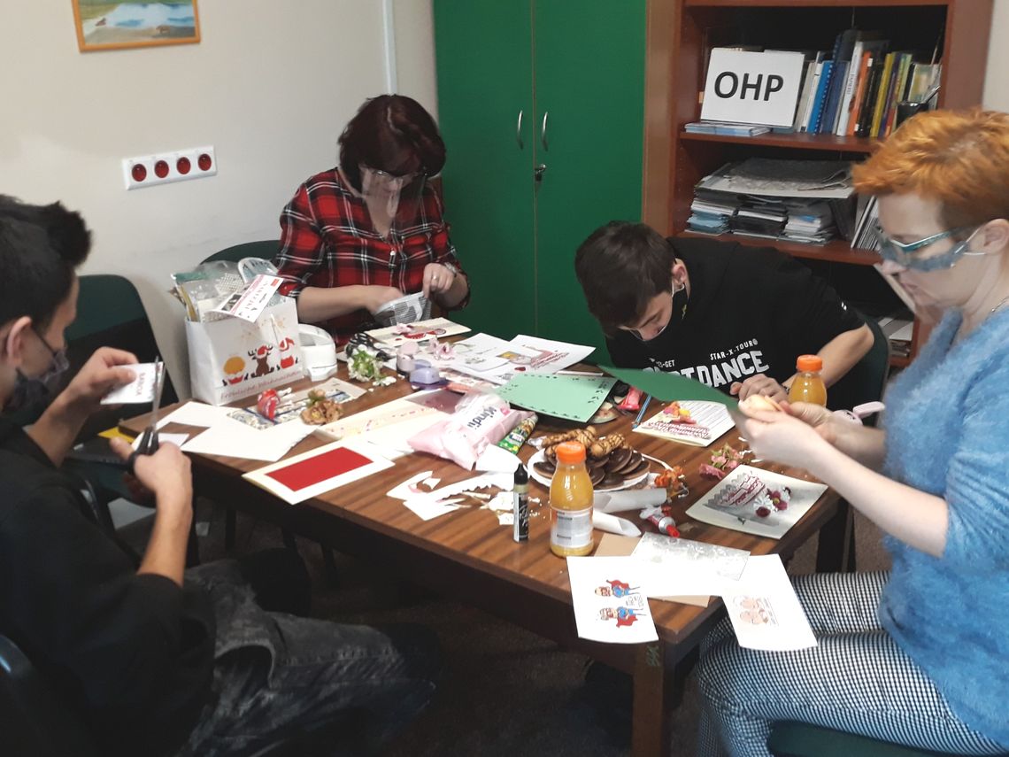 ZAJĘCIA PLASTYCZNE W 9 17 HUFCU PRACY PAMIĘTAMY O SENIORACH 1