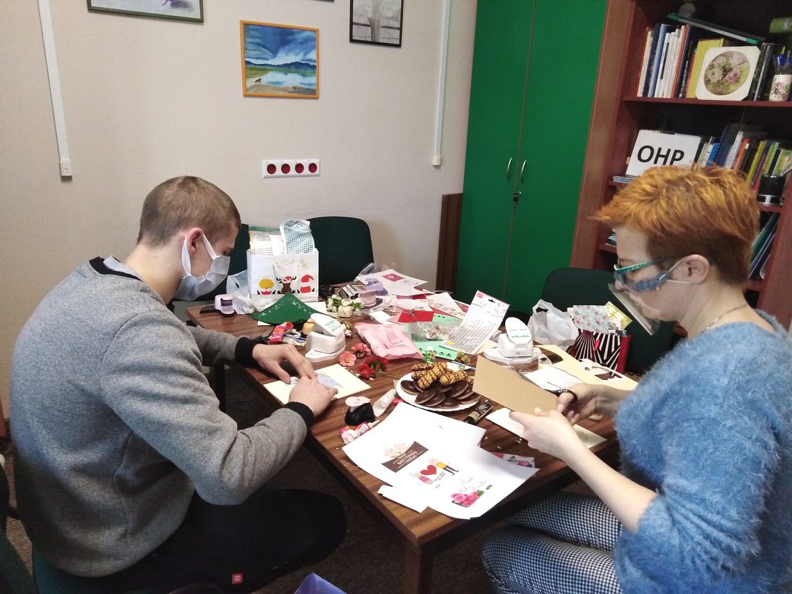 ZAJĘCIA PLASTYCZNE W 9 17 HUFCU PRACY PAMIĘTAMY O SENIORACH 2