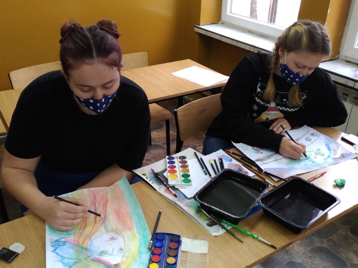 Fot. 2 ZAJĘCIA PLASTYCZNE W 9 12 HUFCU PRACY