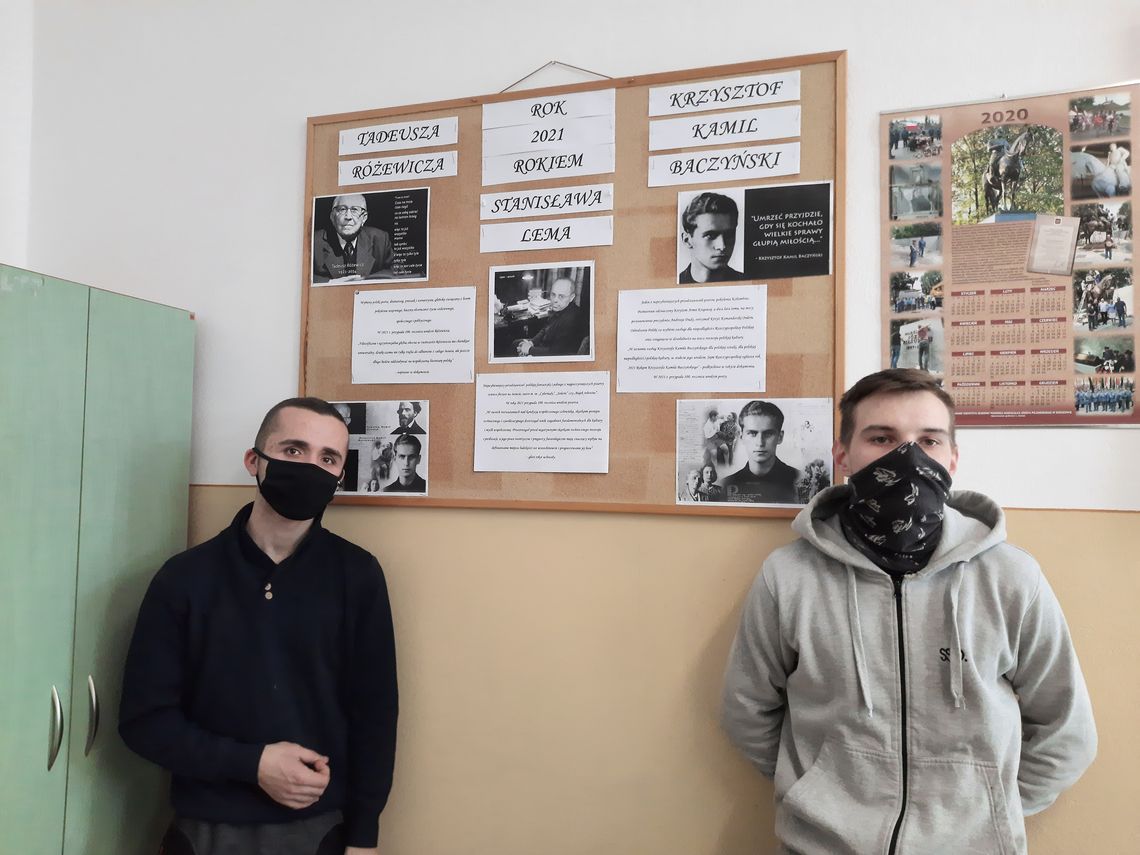 WYKONANIE GAZETEK ŚCIENNYCH PRZEZ UCZESTNIKÓW 9 10 HUFCA PRACY W KROŚNIE.fot.4