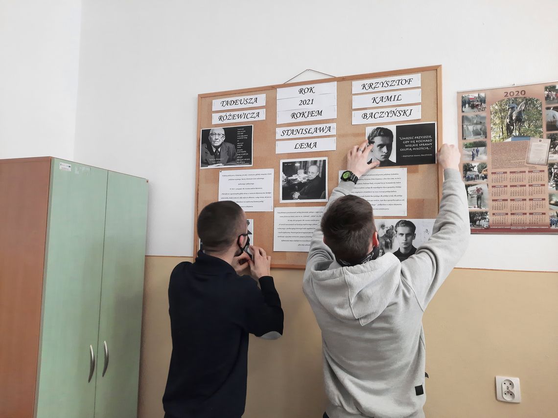 WYKONANIE GAZETEK ŚCIENNYCH PRZEZ UCZESTNIKÓW 9 10 HUFCA PRACY W KROŚNIE.fot2