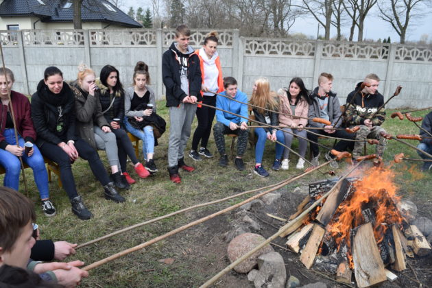 Wychowankowie podczas ogniska 630x420