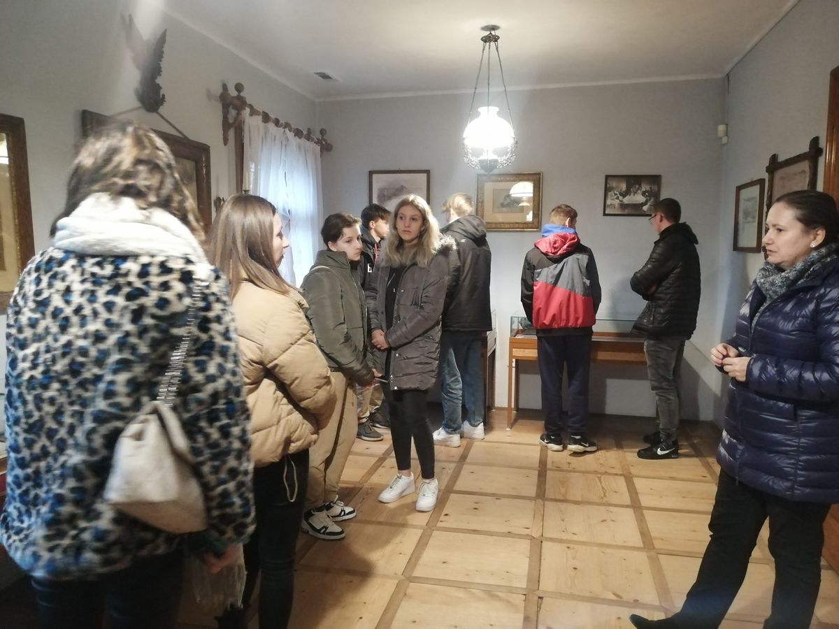 MUZEUM MARII KONOPNICKIEJ UCZESTNICY 9 10 HUFCA PRACY W MUZEUM W ŻARNOWCU Fot