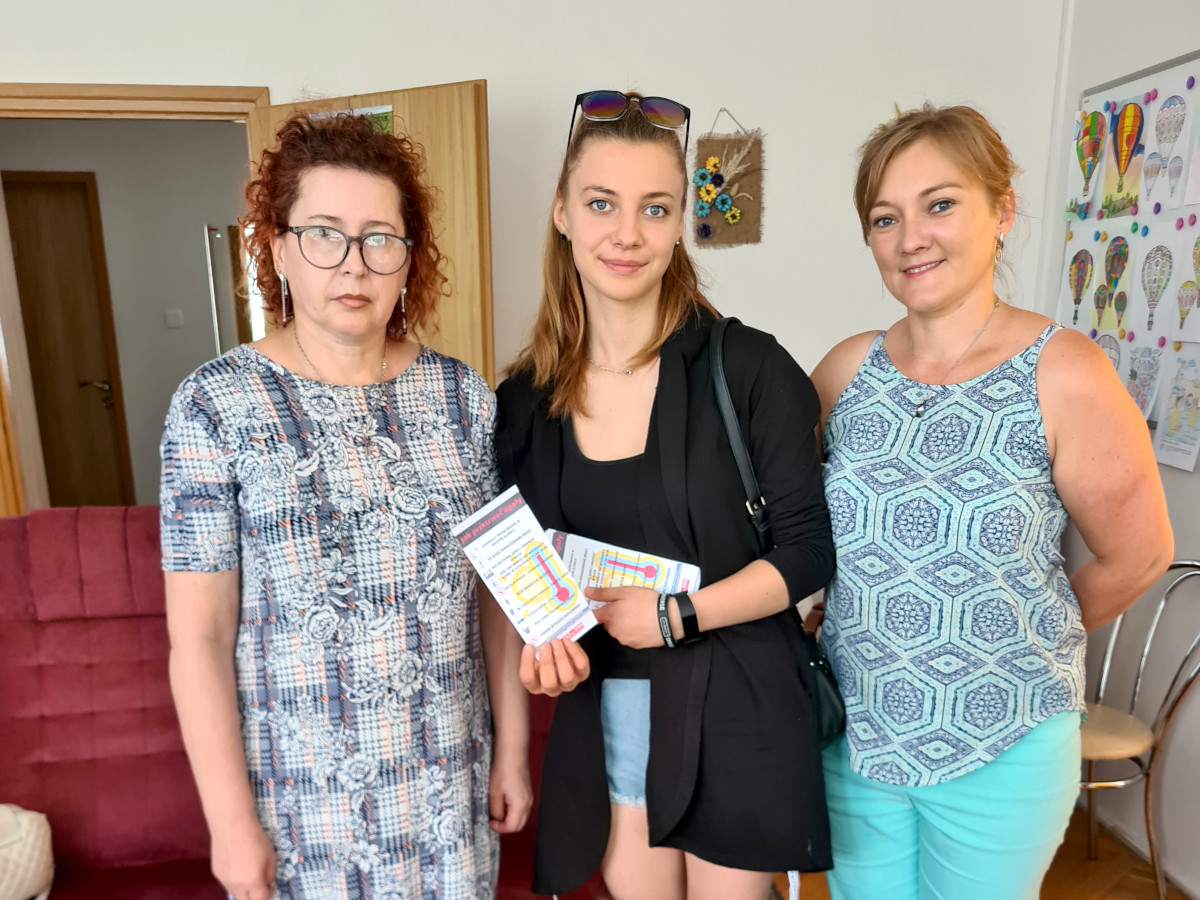 Grajewo: uwaga na upały – „Pomocna dłoń” z materiałami informacyjnymi