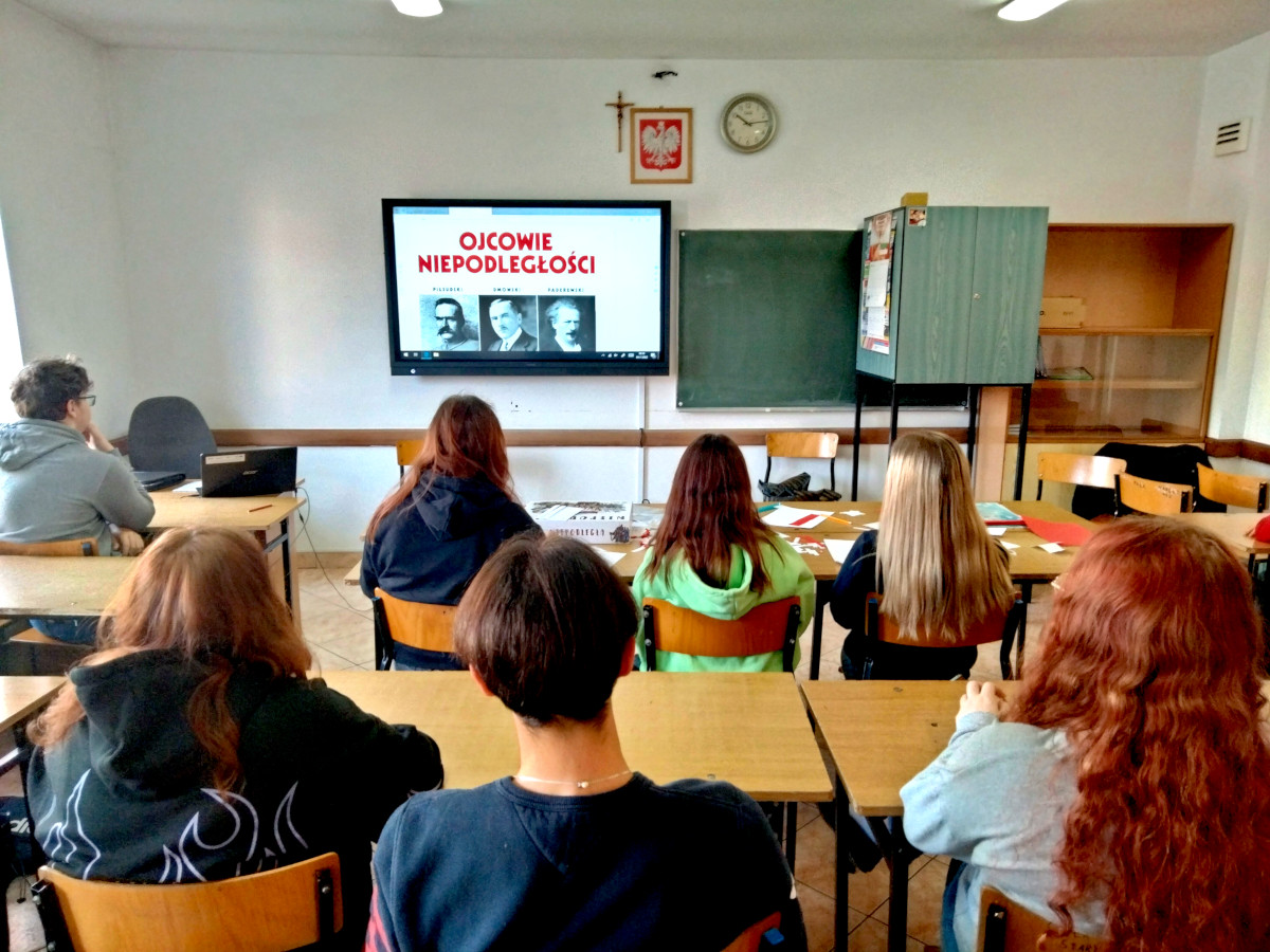 Kolno: Zajęcia plastyczne związane z Narodowym Świętem Niepodległości.