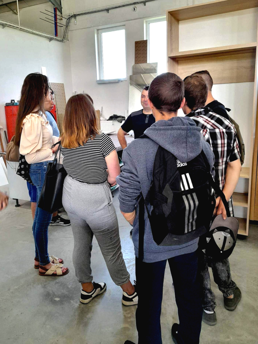 Zambrów: Wizyta studyjna młodzieży z Branżowej Szkoły I Stopnia w Ciechanowcu w zakładzie pracy