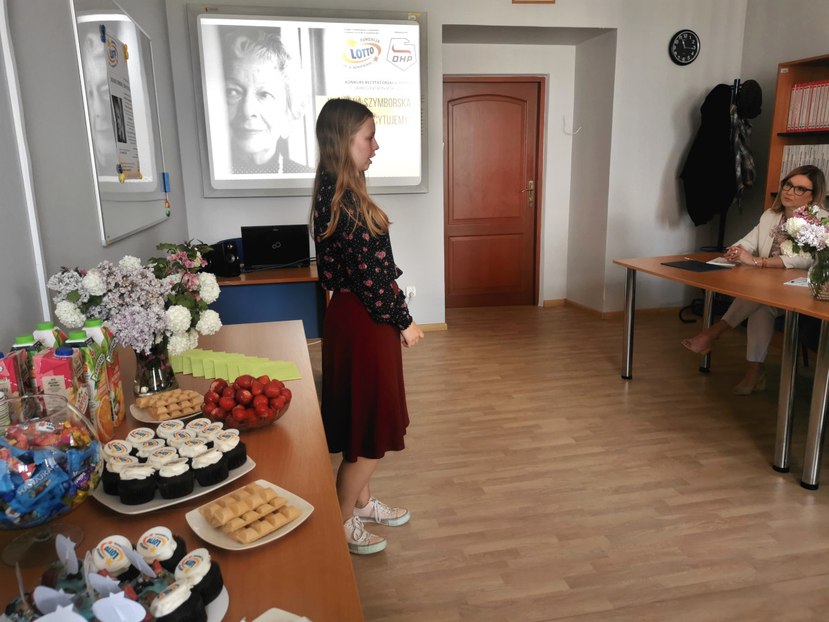 Suwałki: Konkurs recytatorski „Wisława Szymborska – znamy i recytujemy” – Fundacja LOTTO