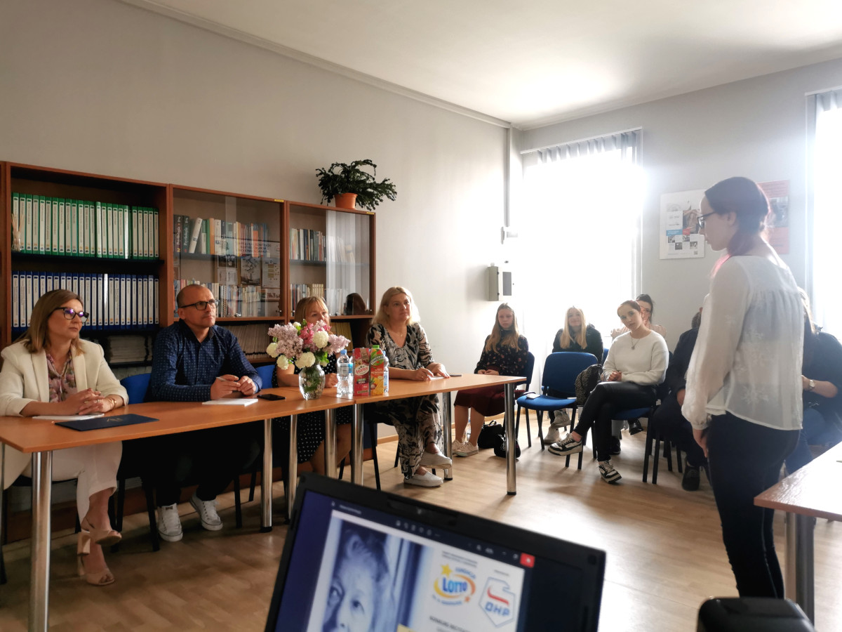 Suwałki: Konkurs recytatorski „Wisława Szymborska – znamy i recytujemy” – Fundacja LOTTO