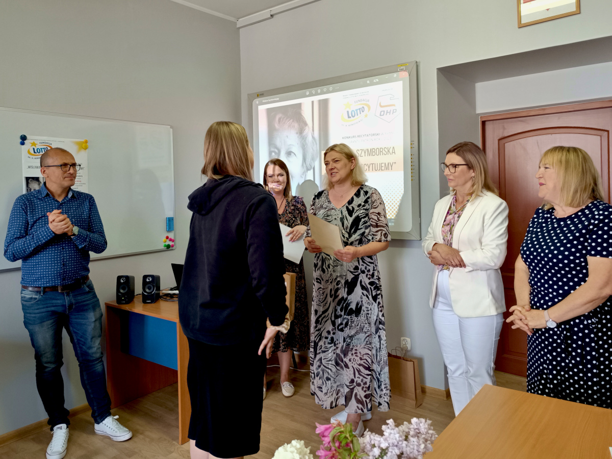 Suwałki: Konkurs recytatorski „Wisława Szymborska – znamy i recytujemy” – Fundacja LOTTO