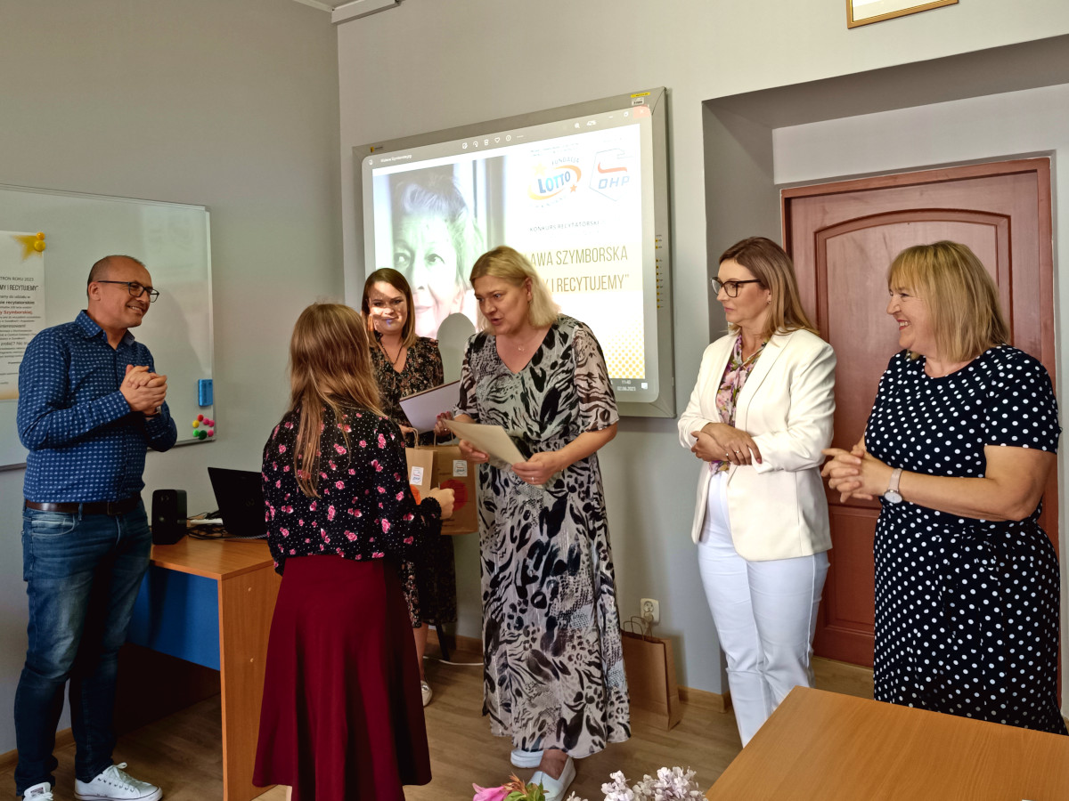 Suwałki: Konkurs recytatorski „Wisława Szymborska – znamy i recytujemy” – Fundacja LOTTO